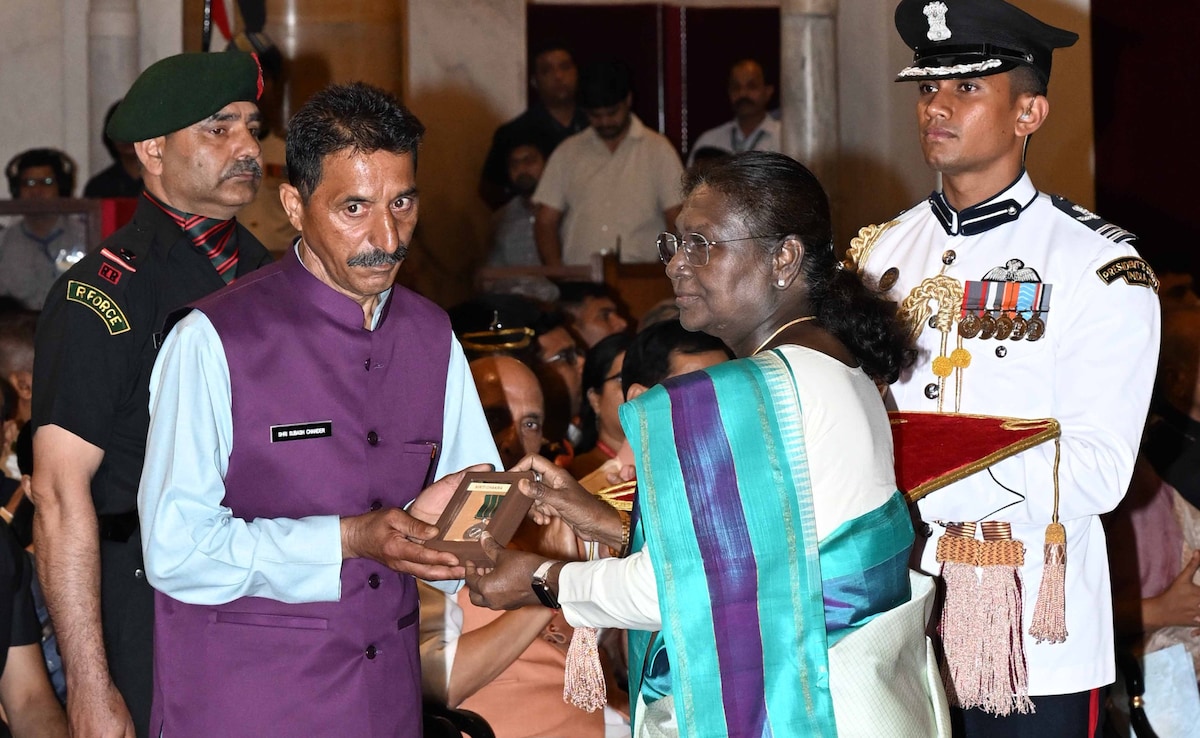Rifleman Ravi Kumar of the Jammu and Kashmir Light Infantry, 63 Rashtriya Rifles was also conferred with the Kirti Chakra (Posthumous). Rifleman Ravi Kumar of the Jammu and Kashmir Light Infantry, 63 Rashtriya Rifles was also conferred with the Kirti Chakra (Posthumous).