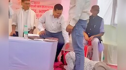 "मालिक,अब तो दया करो..." मंच पर बैठे SDM के सामने साष्टांग दंडवत हुआ किसान, मचा हड़कंप