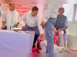"मालिक,अब तो दया करो..." मंच पर बैठे SDM के सामने साष्टांग दंडवत हुआ किसान, मचा हड़कंप "मालिक,अब तो दया करो..." मंच पर बैठे SDM के सामने साष्टांग दंडवत हुआ किसान, मचा हड़कंप