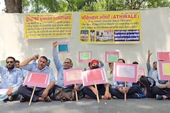 BluSmart Drivers Protest At Delhi's Jantar Mantar Over Suspension, Demands Govt To Take Action BluSmart Drivers Protest At Delhi's Jantar Mantar Over Suspension, Demands Govt To Take Action