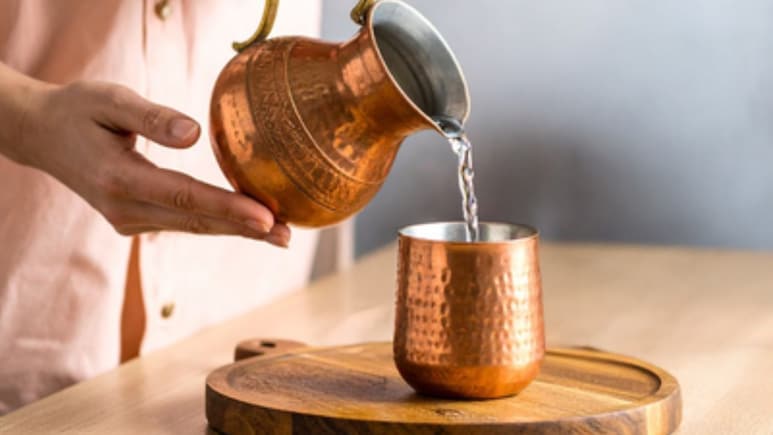 सुबह खाली पेट तांबे के बर्तन का पानी पीने से क्या होता है, न्यूट्रिशनिस्ट ने दिया जवाब