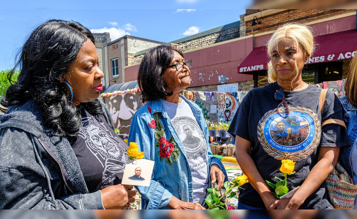 George Floid's aunt Angela Harelson (right) with Laura Stevens (Center) and Mahalia Jones