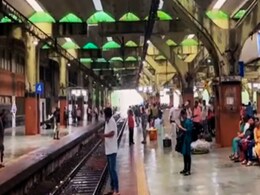 Mumbai Rain : प्रवाशांचा खोळंबा; हार्बर मार्गावरील रेल्वे सेवा ठप्प!