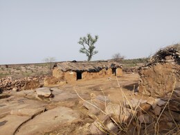 राजस्थान का एक ऐसा गांव... जहां लोग हैं मजबूर, 8 महीने पहाड़ी पर तो 4 महीने तलहटी में काटनी पड़ती है रात