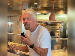 Cruise Passenger Spots Billionaire Richard Branson Casually Enjoying Pizza, Video Goes Viral Cruise Passenger Spots Billionaire Richard Branson Casually Enjoying Pizza, Video Goes Viral