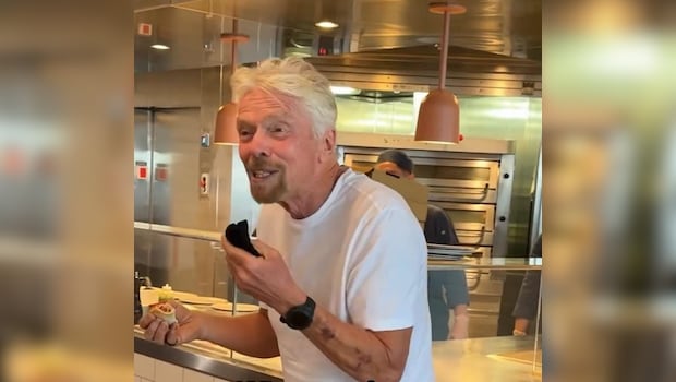 Cruise Passenger Spots Billionaire Richard Branson Casually Enjoying Pizza, Video Goes Viral