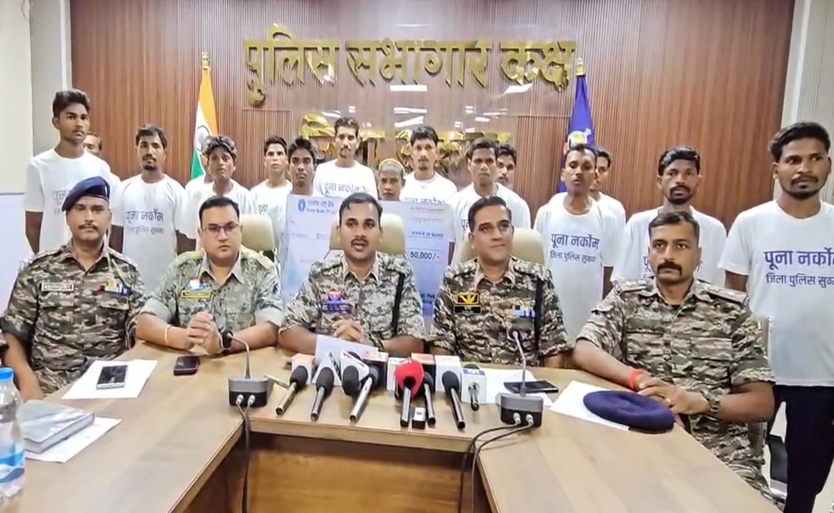 Naxalite Surrenders: सुकमा पुलिस को बड़ी सफलता, लाखों के इनामी 18 नक्सलियों ने किया सरेंडर