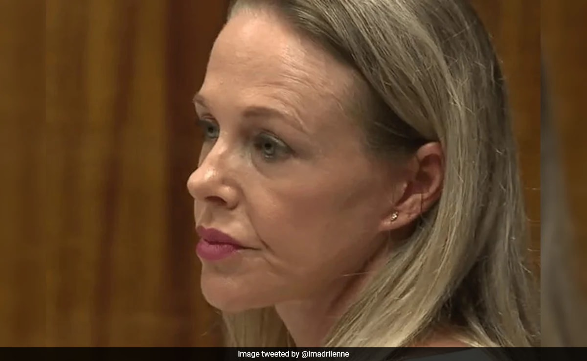 Бързо чете Резюме е генериран от AI прегледано Newsroom Детегледачка