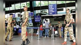 बोर्डिंग से 3 घंटे पहले एयरपोर्ट पहुंचे यात्री, पाकिस्तानी हमले के बीच हवाई यात्रियों के लिए गाइडलाइन जारी