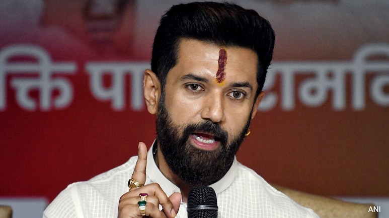 एनडीए में होकर भी सरकार पर हमलावर चिराग पासवान, क्या है उनका बिहार प्लान? एनडीए में होकर भी सरकार पर हमलावर चिराग पासवान, क्या है उनका बिहार प्लान?
