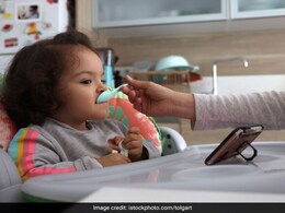 बिना फोन देखे खाना नहीं खाता है बच्चा? डॉक्टर से जान लें कैसे छुड़ाएं ये खराब आदत बिना फोन देखे खाना नहीं खाता है बच्चा? डॉक्टर से जान लें कैसे छुड़ाएं ये खराब आदत