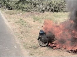 Sangli News : नवी कोरी इलेक्ट्रिक बाईक अचानक बंद पडली;  काही क्षणात आगीत जळून खाक