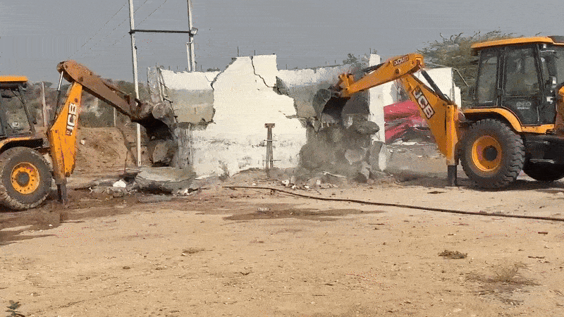 Ajmer News: युवक को JCB से लटका कर पीटने वाले कुख्यात तेजपाल की प्रॉपर्टी पर चला बुलडोजर, अवैध कब्जे साफ़&nbsp;