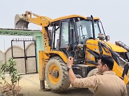 नेपाल सीमा के पास UP सरकार का एक्शन जारी, अवैध मदरसों पर गरजा बुलडोजर नेपाल सीमा के पास UP सरकार का एक्शन जारी, अवैध मदरसों पर गरजा बुलडोजर