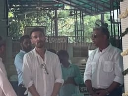 VIDEO: दिल्ली में हुआ मुकुल देव का अंतिम संस्कार, बड़े भाई राहुल देव ने दी विदाई, रिश्तेदारों को संभालते आए नजर VIDEO: दिल्ली में हुआ मुकुल देव का अंतिम संस्कार, बड़े भाई राहुल देव ने दी विदाई, रिश्तेदारों को संभालते आए नजर
