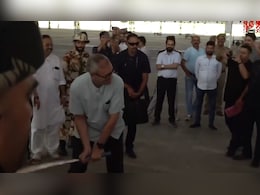 Watch: Omar Abdullah Plays Cricket With People Displaced By Pak Shelling Watch: Omar Abdullah Plays Cricket With People Displaced By Pak Shelling