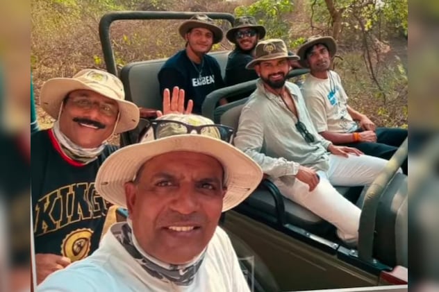 खिलाड़ियों ने बाघों की अठखेलियां देखीं खिलाड़ियों ने बाघों की अठखेलियां देखीं