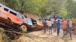 बारातियों से भरी बस गहरी खाई में गिरी, 3 बारातियों की मौत; 50 से ज्यादा घायल