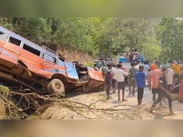 बारातियों से भरी बस गहरी खाई में गिरी, 3 बारातियों की मौत; 50 से ज्यादा घायल बारातियों से भरी बस गहरी खाई में गिरी, 3 बारातियों की मौत; 50 से ज्यादा घायल
