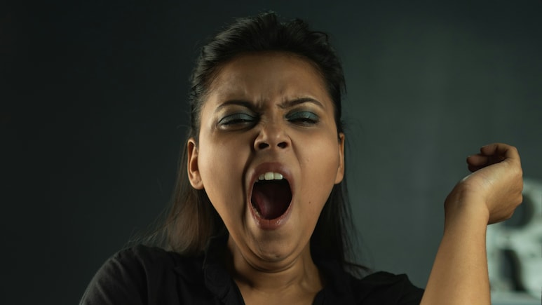 बार-बार उबासी क्यों आती है? कारण, संकेत और उपाय