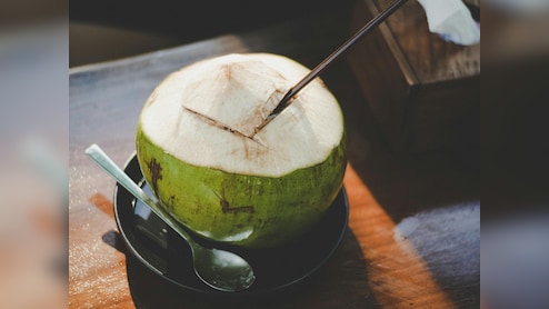 Coconut Water : नारळपाणी 'या' 5 लोकांसाठी विषासमान, नियमित पित असाल तर आजपासूनच करा बदल