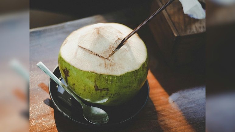 Coconut Water : नारळपाणी 'या' 5 लोकांसाठी विषासमान, नियमित पित असाल तर आजपासूनच करा बदल