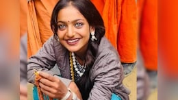 मोनालिसा बनी दुल्हन, लाल जोड़ा पहने आईं नजर