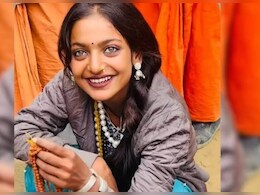 मोनालिसा बनी दुल्हन, लाल जोड़ा पहने आईं नजर मोनालिसा बनी दुल्हन, लाल जोड़ा पहने आईं नजर