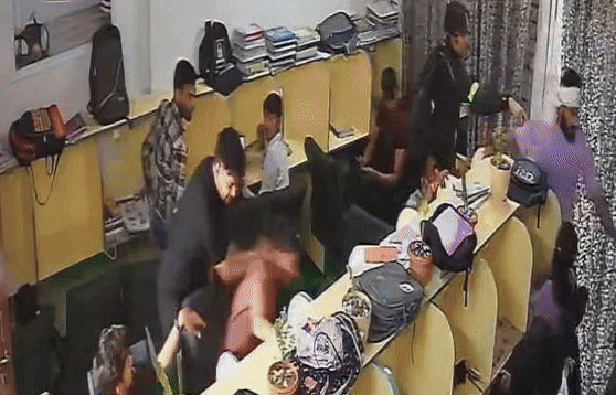 Crime News: लाइब्रेरी में पढ़ रहा था छात्र, कुर्सी से गिराया और फिर 7 लड़कों ने पीटा, वीडियो वायरल