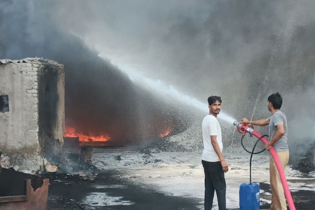 आग पर काबू पाते हुए दमकलकर्मी आग पर काबू पाते हुए दमकलकर्मी