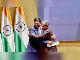 Brother's Hug, "Integrity" Advice: Former, Incoming Chief Justices' Bonhomie Brother's Hug, "Integrity" Advice: Former, Incoming Chief Justices' Bonhomie