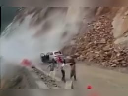 VIDEO: जब चलती कार पर भड़भड़ा कर गिरने लगे बड़े-बड़े पत्थर, चार लोग थे गाड़ी में सवार VIDEO: जब चलती कार पर भड़भड़ा कर गिरने लगे बड़े-बड़े पत्थर, चार लोग थे गाड़ी में सवार