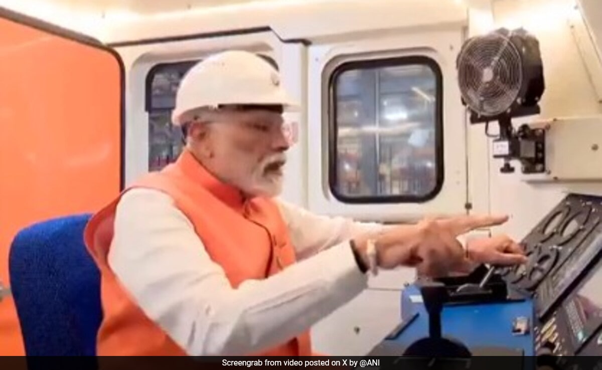 Dahod Гуджарат Премиерът Нарендра Моди открива завод за производство