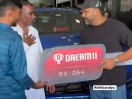 Video : काळजी घे... रोहित शर्मानं केलं वचन पूर्ण, 4 कोटींची कार फॅन्सला दिली भेट! कारण काय? Video : काळजी घे... रोहित शर्मानं केलं वचन पूर्ण, 4 कोटींची कार फॅन्सला दिली भेट! कारण काय?