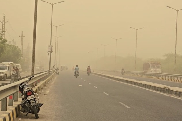 बाड़मेर में रेतीले तूफान के चलते विजिबिलिटी काफी कम है. बाड़मेर में रेतीले तूफान के चलते विजिबिलिटी काफी कम है.