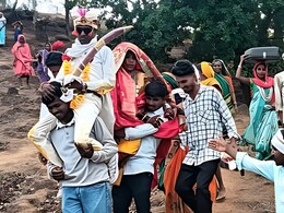 Nandurbar News : नंदुरबारमधील रस्त्यांची दुरावस्था, वऱ्हाडी मंडळींचा नवरा-नवरीला खांद्यावर बसवून प्रवास