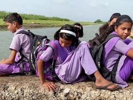 Buldhana News : इंग्रजी शाळांच्या स्पर्धेत ZP च्या शाळा कशा टिकवणार? बुलढाण्यातील ग्रामपंचायतीची जबरदस्त युक्ती Buldhana News : इंग्रजी शाळांच्या स्पर्धेत ZP च्या शाळा कशा टिकवणार? बुलढाण्यातील ग्रामपंचायतीची जबरदस्त युक्ती