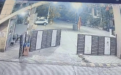 VIDEO: साइलेंट अटैक से एक और मौत, कोटा में गेट बंद करते अचानक गिरा सिक्योरिटी गार्ड; गई जान