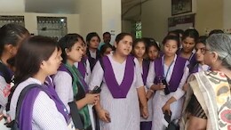 Girls College में पॉलटिकल साइंस की जगह थमाया ह्यूमन राइट्स का पेपर, छात्राओं ने किया बायकॉट