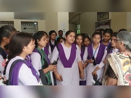 Girls College में पॉलटिकल साइंस की जगह थमाया ह्यूमन राइट्स का पेपर, छात्राओं ने किया बायकॉट