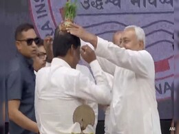 Video: Nitish Kumar Was Offered A Flower Pot, He Put It On Officer's Head Video: Nitish Kumar Was Offered A Flower Pot, He Put It On Officer's Head