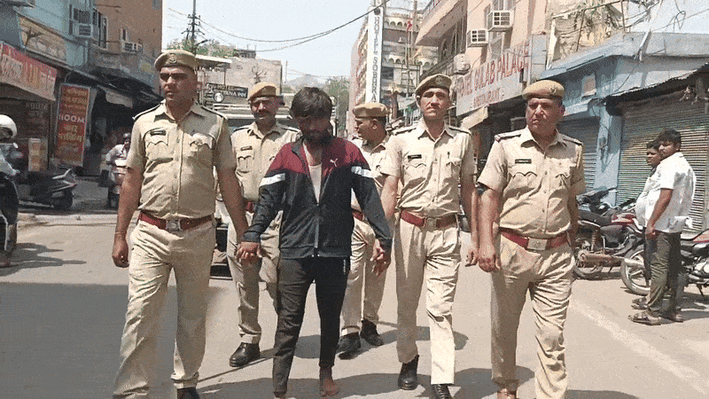 अजमेर में युवक ने महिला को बालों से पकड़ कर घसीटा, लात घूसों से मारा, पुलिस ने आरोपी की कराई परेड 