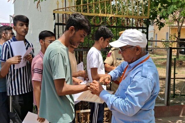 कलावा काटते सुरक्षाकर्मी