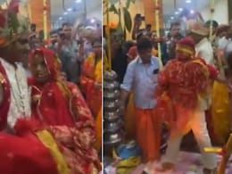 दुल्हन थी बीमार, दूल्हे ने गोद में उठाकर लिए फेरे, अस्पताल में सजाया गया मंडप, हर तरफ हो रही इस अनोखी शादी की चर्चा दुल्हन थी बीमार, दूल्हे ने गोद में उठाकर लिए फेरे, अस्पताल में सजाया गया मंडप, हर तरफ हो रही इस अनोखी शादी की चर्चा