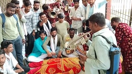 Jabalpur News: छात्र संघ का फूटा गुस्सा, कुलपति के खिलाफ बैंड-बाजे के साथ NSUI ने इस मुद्दे पर किया अनोखा प्रदर्शन