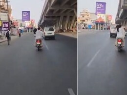 चलती बाइक पर चप्पल से पति की कुटाई करती दिखी पत्नी, वायरल  Video पर बोले यूजर्स- यही हरकत एक पुरुष की होती तो... चलती बाइक पर चप्पल से पति की कुटाई करती दिखी पत्नी, वायरल  Video पर बोले यूजर्स- यही हरकत एक पुरुष की होती तो...