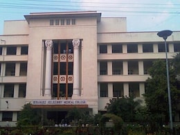 Pune News : पुण्यातील मेडिकल कॉलेजात रॅगिंग करणं भोवलं, तिन्ही डॉक्टरांवर मोठी कारवाई Pune News : पुण्यातील मेडिकल कॉलेजात रॅगिंग करणं भोवलं, तिन्ही डॉक्टरांवर मोठी कारवाई
