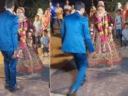 दुल्हन को देखते ही सबके सामने बेखबर होकर ऐसे नाचा दूल्हा, देखकर लड़की को भी आ गया गुस्सा, Video देख नहीं रुकेगी हंसी दुल्हन को देखते ही सबके सामने बेखबर होकर ऐसे नाचा दूल्हा, देखकर लड़की को भी आ गया गुस्सा, Video देख नहीं रुकेगी हंसी