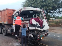 Dausa accident: मेहंदीपुर बालाजी में 2 ट्रकों में भिड़ंत, हादसे के बाद हाईवे पर लंबा जाम Dausa accident: मेहंदीपुर बालाजी में 2 ट्रकों में भिड़ंत, हादसे के बाद हाईवे पर लंबा जाम