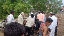 Chhatrapati Sambhajinagar : भरधाव कार उलटली,  दोन वर्षांच्या चिमुकलीसह दोघांचा मृत्यू
